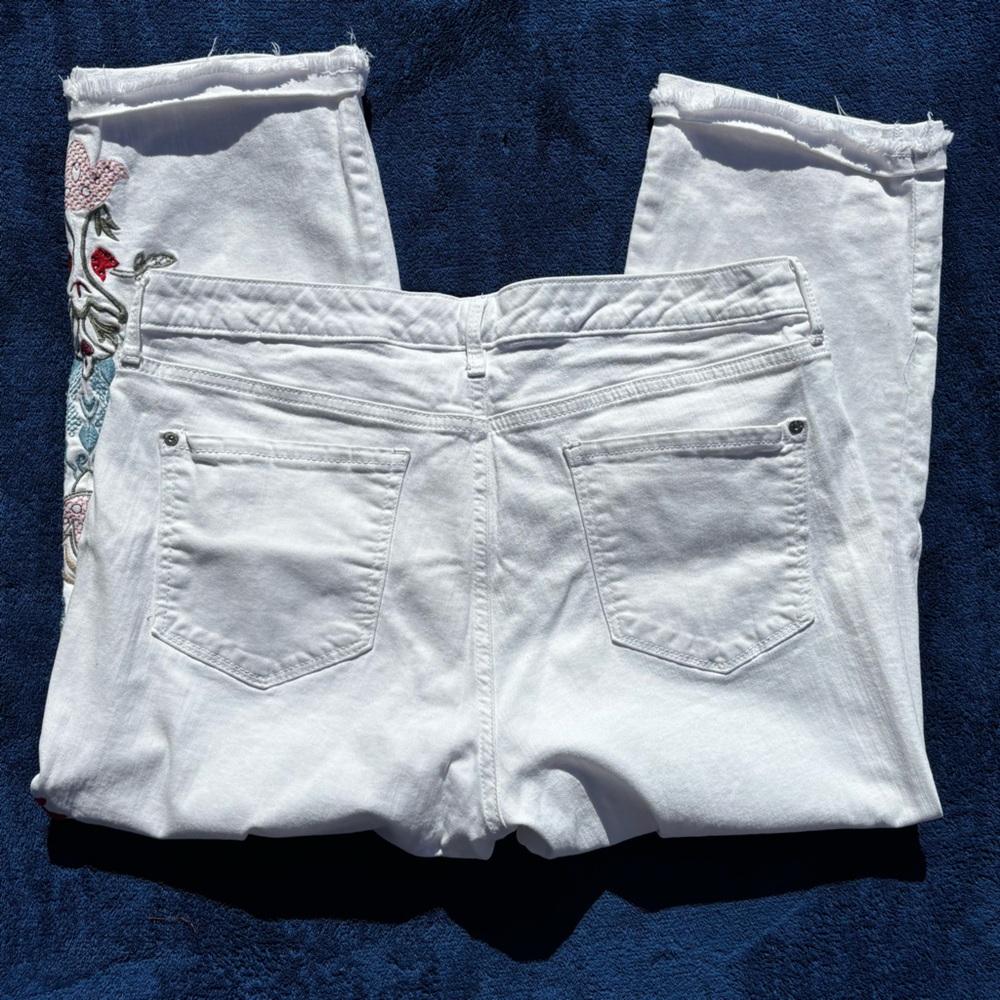 Nine West Jeans White Embroidered Chrystie Capri Women’s Size 14 💥Host Pick💥 - Picture 7 of 15